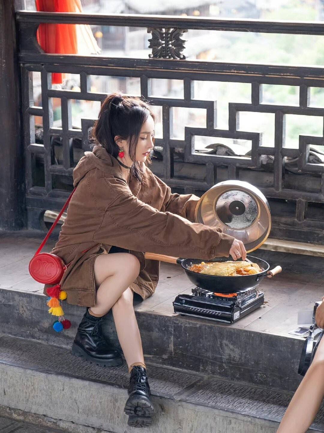 杨幂带火了一种新穿法：大外套搭配短裤和马丁靴好洋气