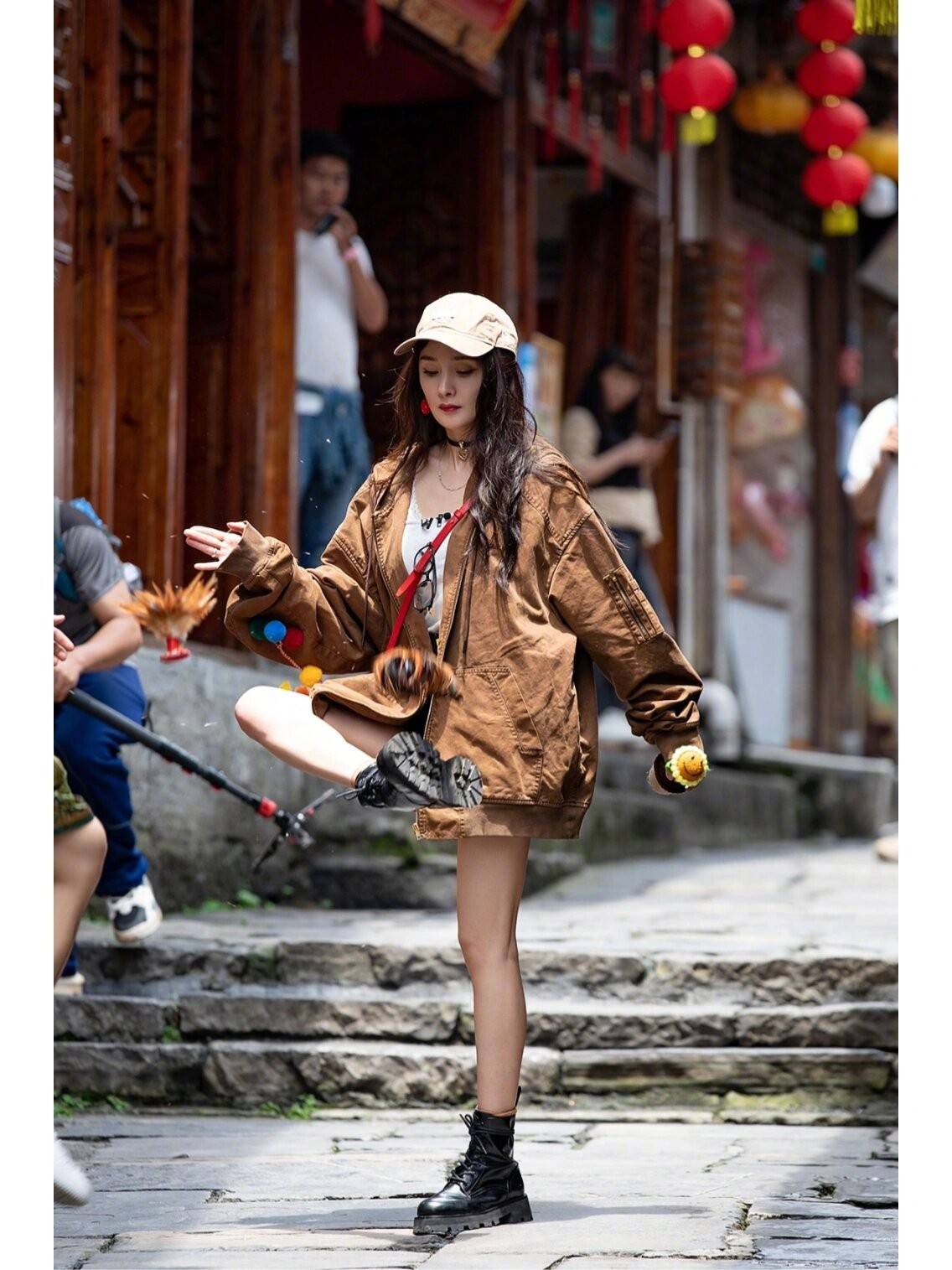 杨幂带火了一种新穿法：大外套搭配短裤和马丁靴好洋气