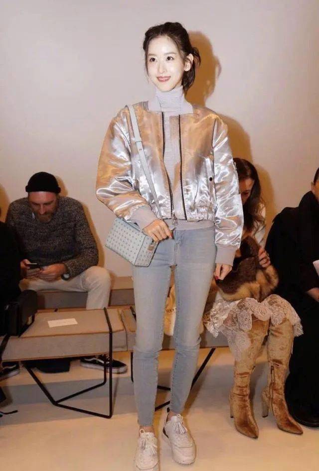 路人拍到的章泽天不化妆反倒清纯干净，比很多女明星颜值都高，穿着素雅气质很出挑！-7