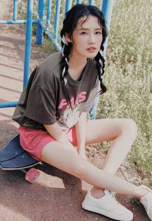 40岁佟丽娅和33岁李沁同框谁有少女感，气质比年龄更重要-2
