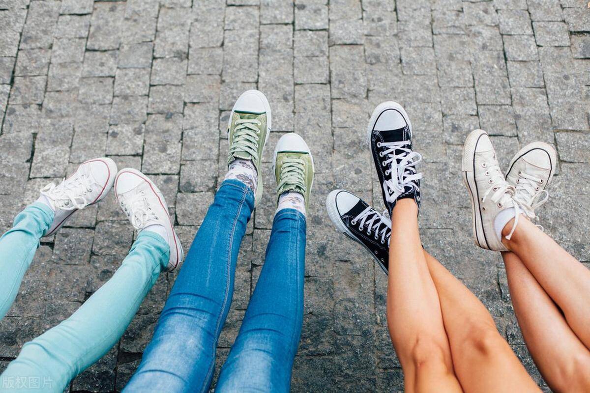 光脚穿匡威什么感觉？时尚、不羁、随性、自由，连心态都年轻起来