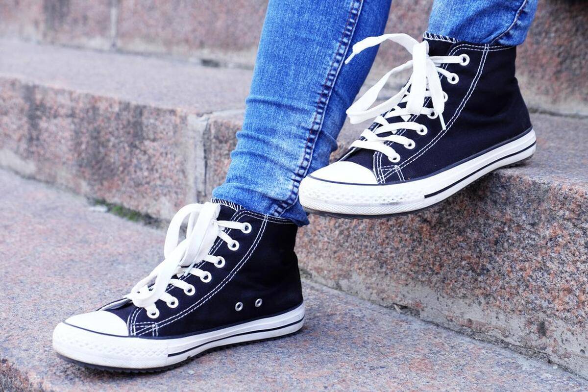 光脚穿匡威什么感觉？时尚、不羁、随性、自由，连心态都年轻起来