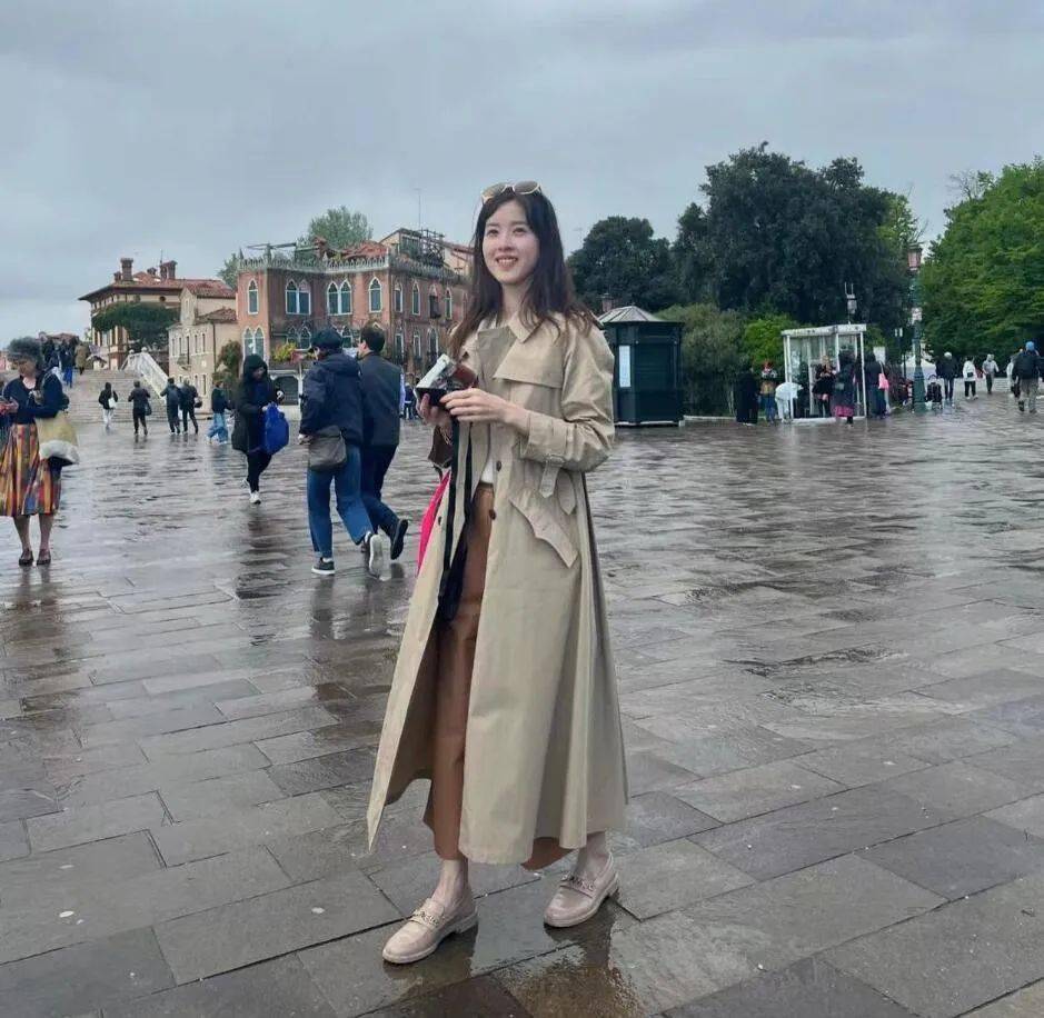 路人拍到的章泽天不化妆反倒清纯干净，比很多女明星颜值都高，穿着素雅气质很出挑！-1