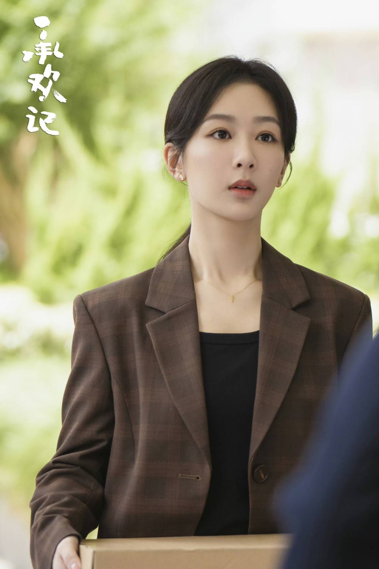 从弄堂普女到酒店继承人，杨紫上班都穿了些什么？-9