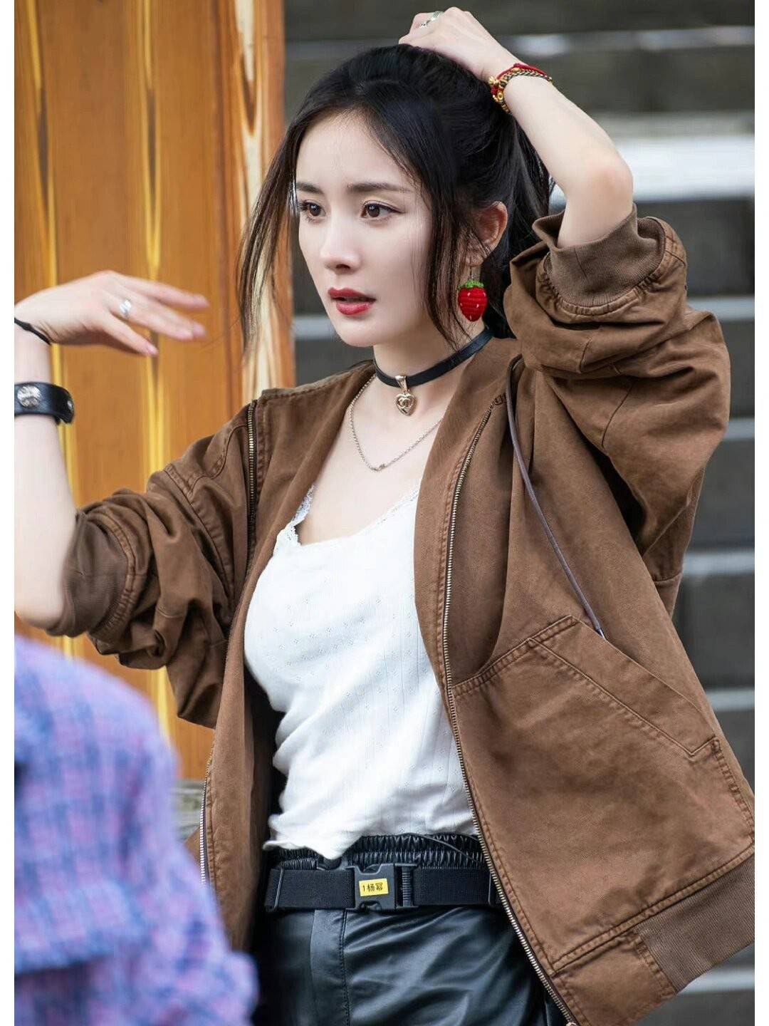 杨幂带火了一种新穿法：大外套搭配短裤和马丁靴好洋气