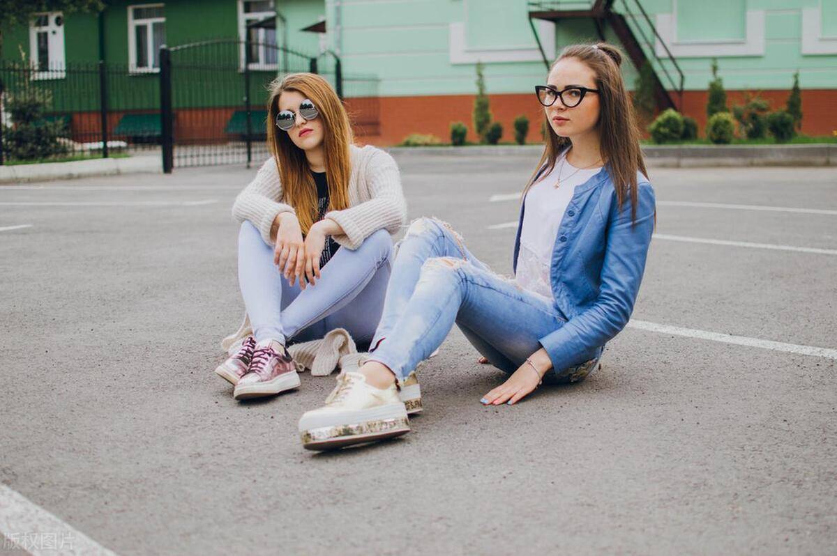 光脚穿匡威什么感觉？时尚、不羁、随性、自由，连心态都年轻起来