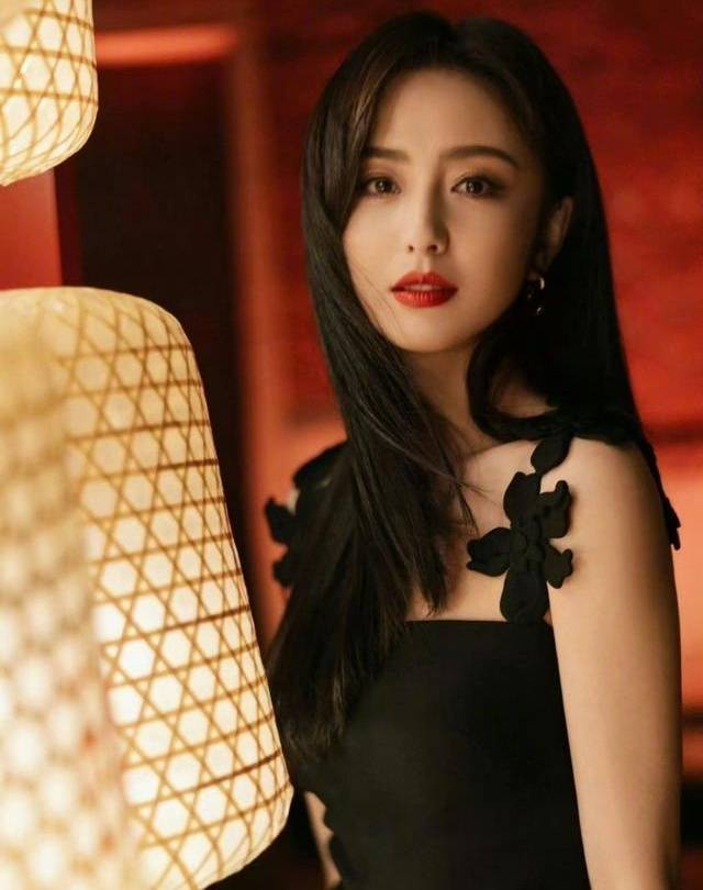 40岁佟丽娅和33岁李沁同框谁有少女感，气质比年龄更重要-4