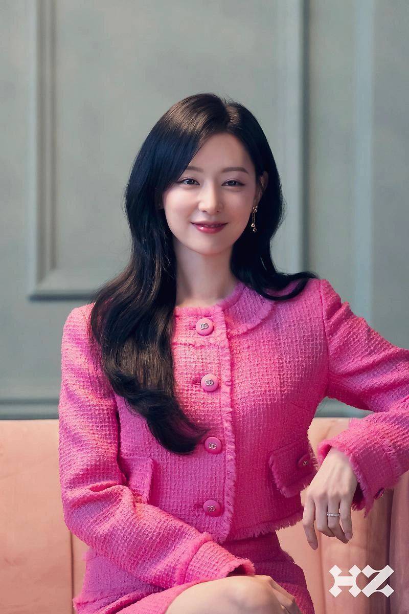 韩国财阀千金颜值爆表,对标三星公主置装费过亿,穿搭细节更贵气!-20 韩国财阀千金颜值爆表,对标三星公主置装费过亿,穿搭细节更贵气!