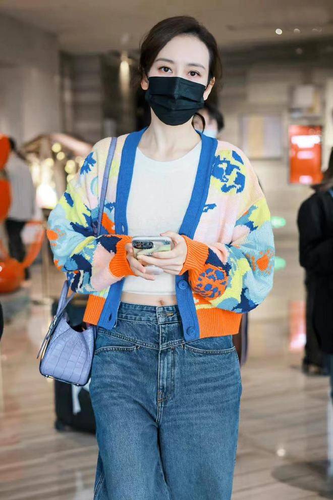 王鸥机场街拍：开衫+牛仔裤+棒球帽，时髦洋气又减龄-1