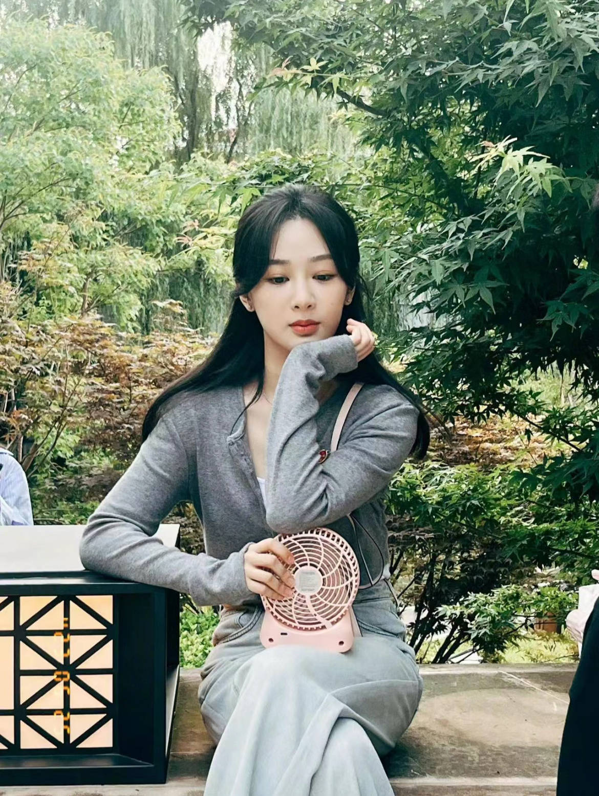 从弄堂普女到酒店继承人，杨紫上班都穿了些什么？-29