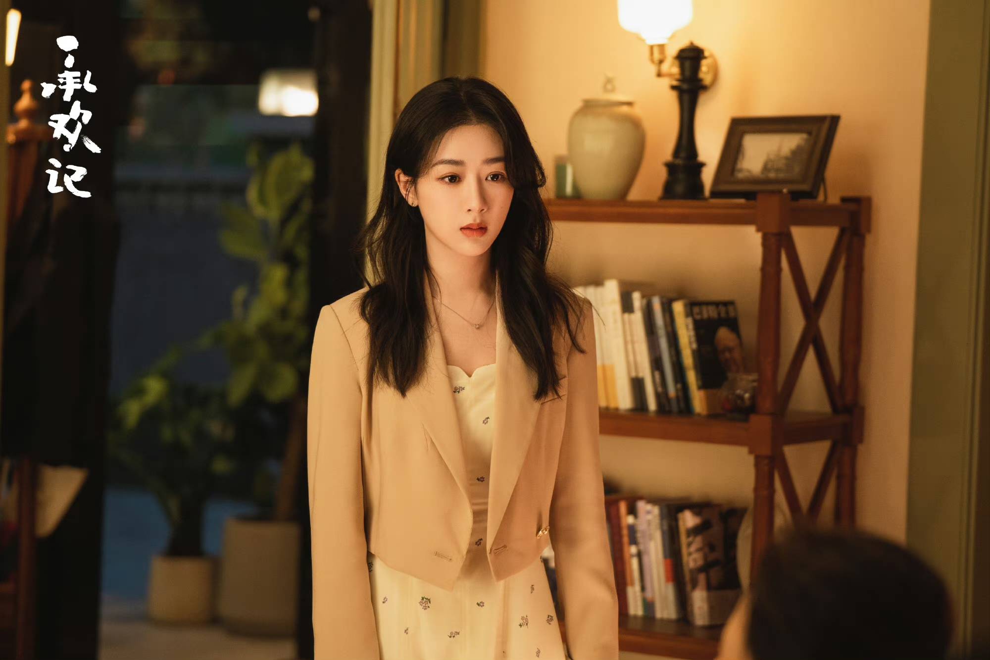 从弄堂普女到酒店继承人，杨紫上班都穿了些什么？-4