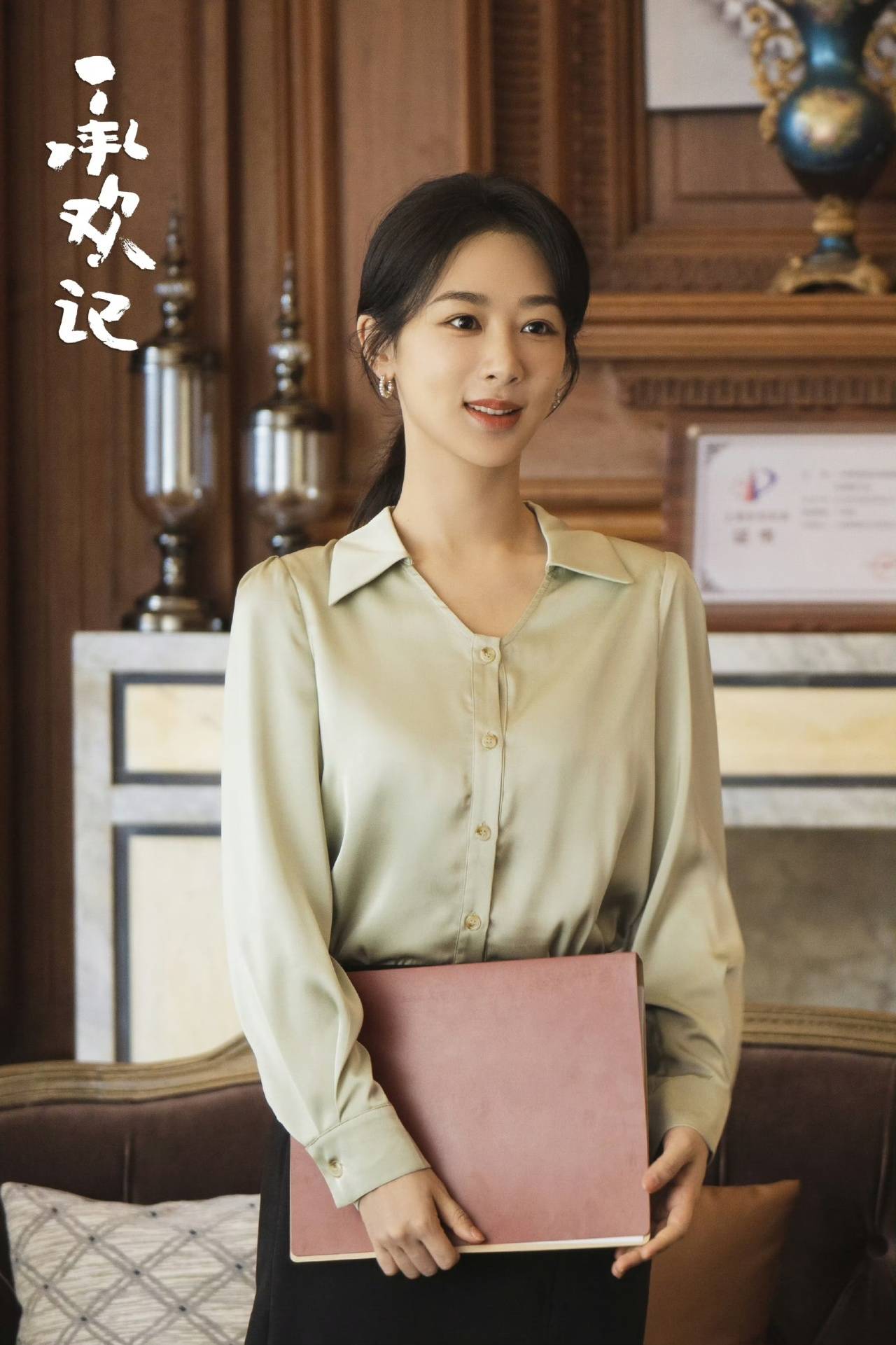 从弄堂普女到酒店继承人，杨紫上班都穿了些什么？-19