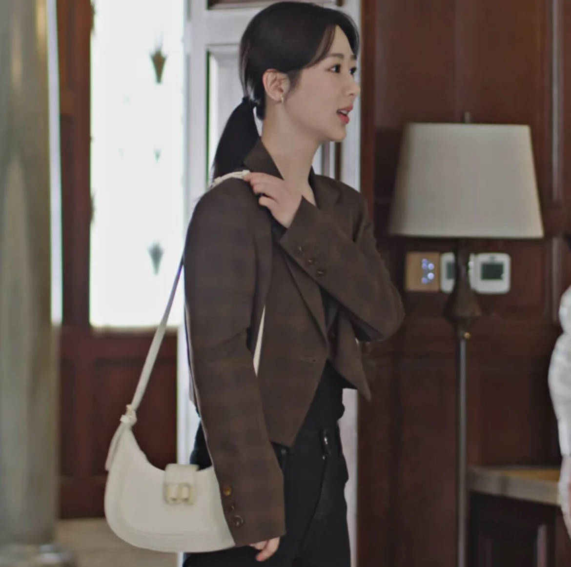 从弄堂普女到酒店继承人，杨紫上班都穿了些什么？-10