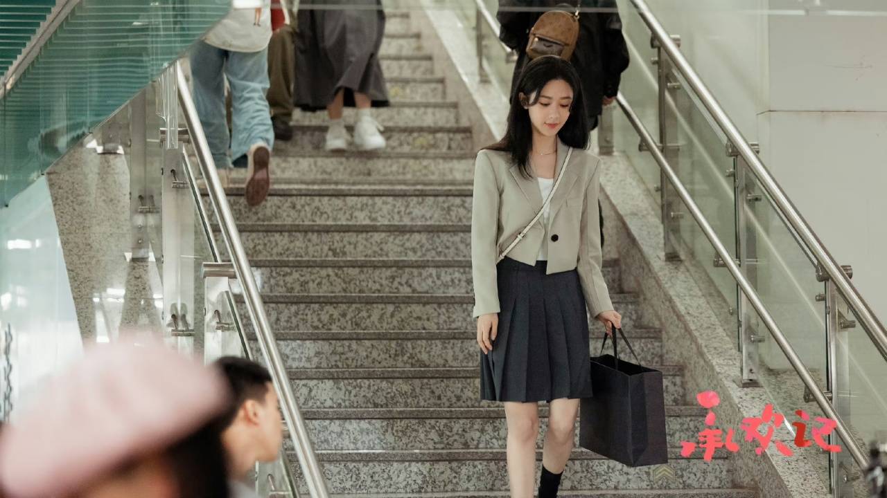 从弄堂普女到酒店继承人，杨紫上班都穿了些什么？-14