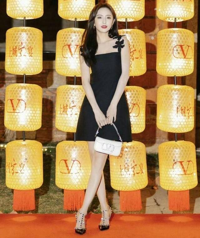 40岁佟丽娅和33岁李沁同框谁有少女感，气质比年龄更重要-3