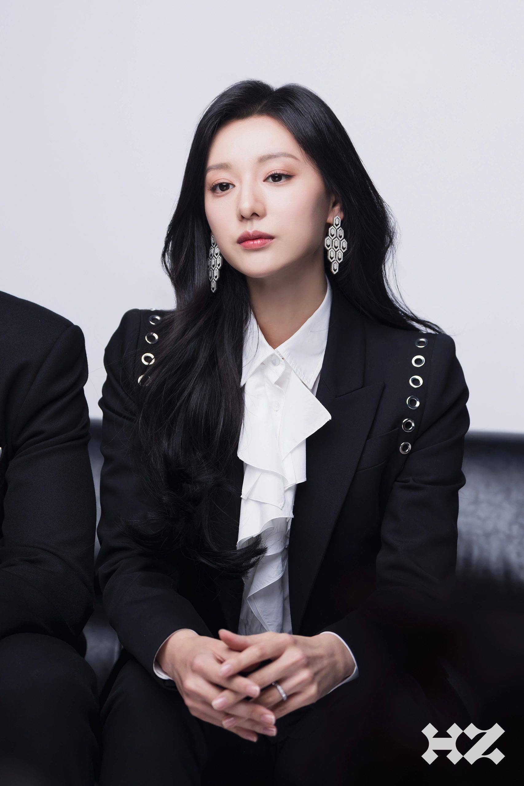 韩国财阀千金颜值爆表,对标三星公主置装费过亿,穿搭细节更贵气!-8 韩国财阀千金颜值爆表,对标三星公主置装费过亿,穿搭细节更贵气!