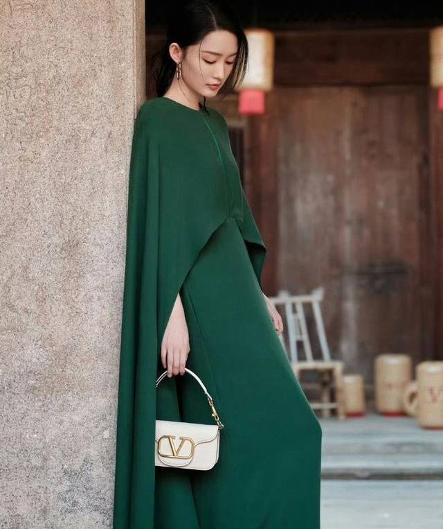 40岁佟丽娅和33岁李沁同框谁有少女感，气质比年龄更重要-12