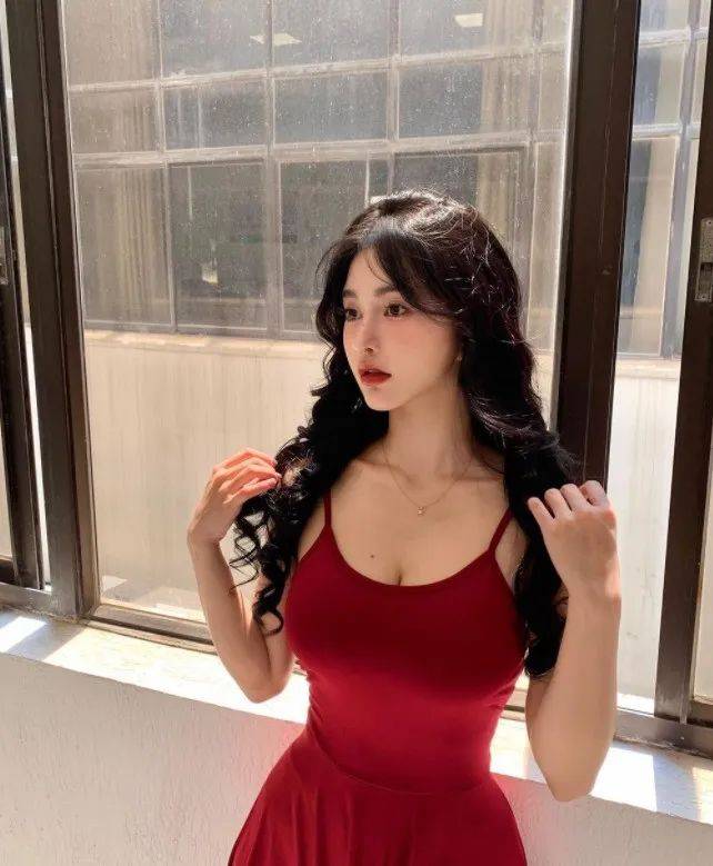 仙女颜值+魔鬼身材！武汉大学的小姐姐每张美照都靓爆镜！