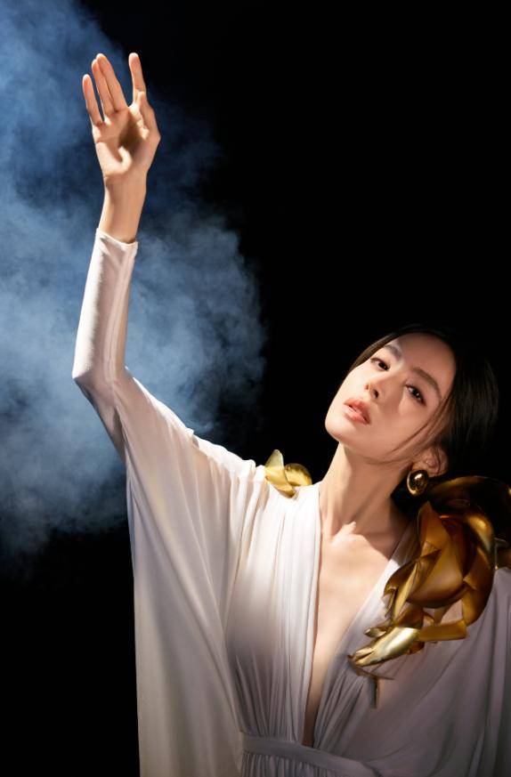 古力娜扎超真空礼服优雅又抢镜，绝美身姿太迷人！-9