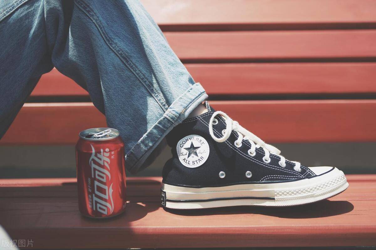 光脚穿匡威什么感觉？时尚、不羁、随性、自由，连心态都年轻起来