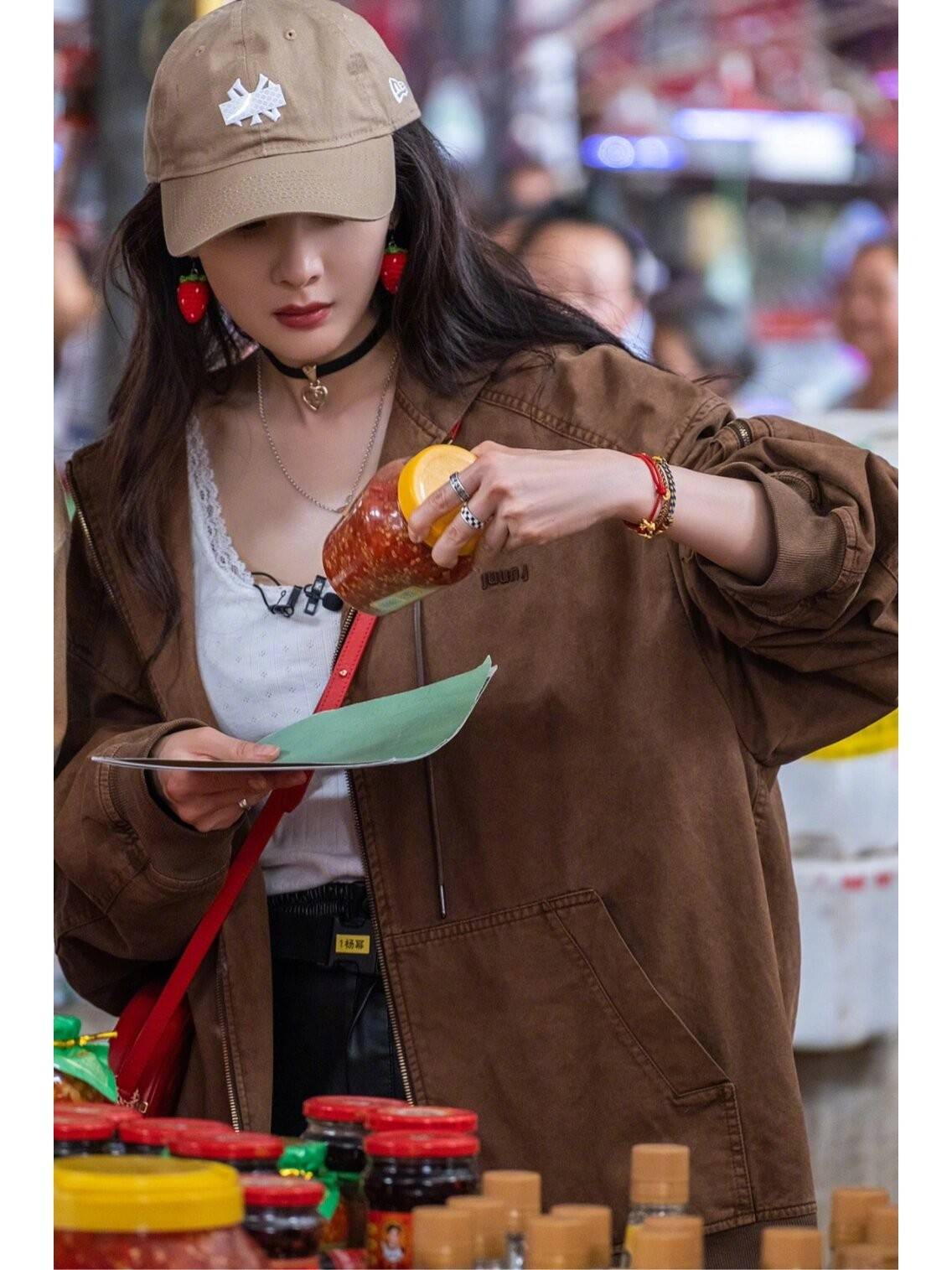 杨幂带火了一种新穿法：大外套搭配短裤和马丁靴好洋气