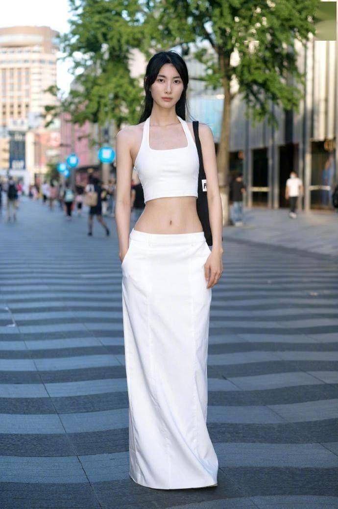 台北街拍太惊艳：满街女生都“衣露脐、裙露胯”，人人都时髦养眼-7