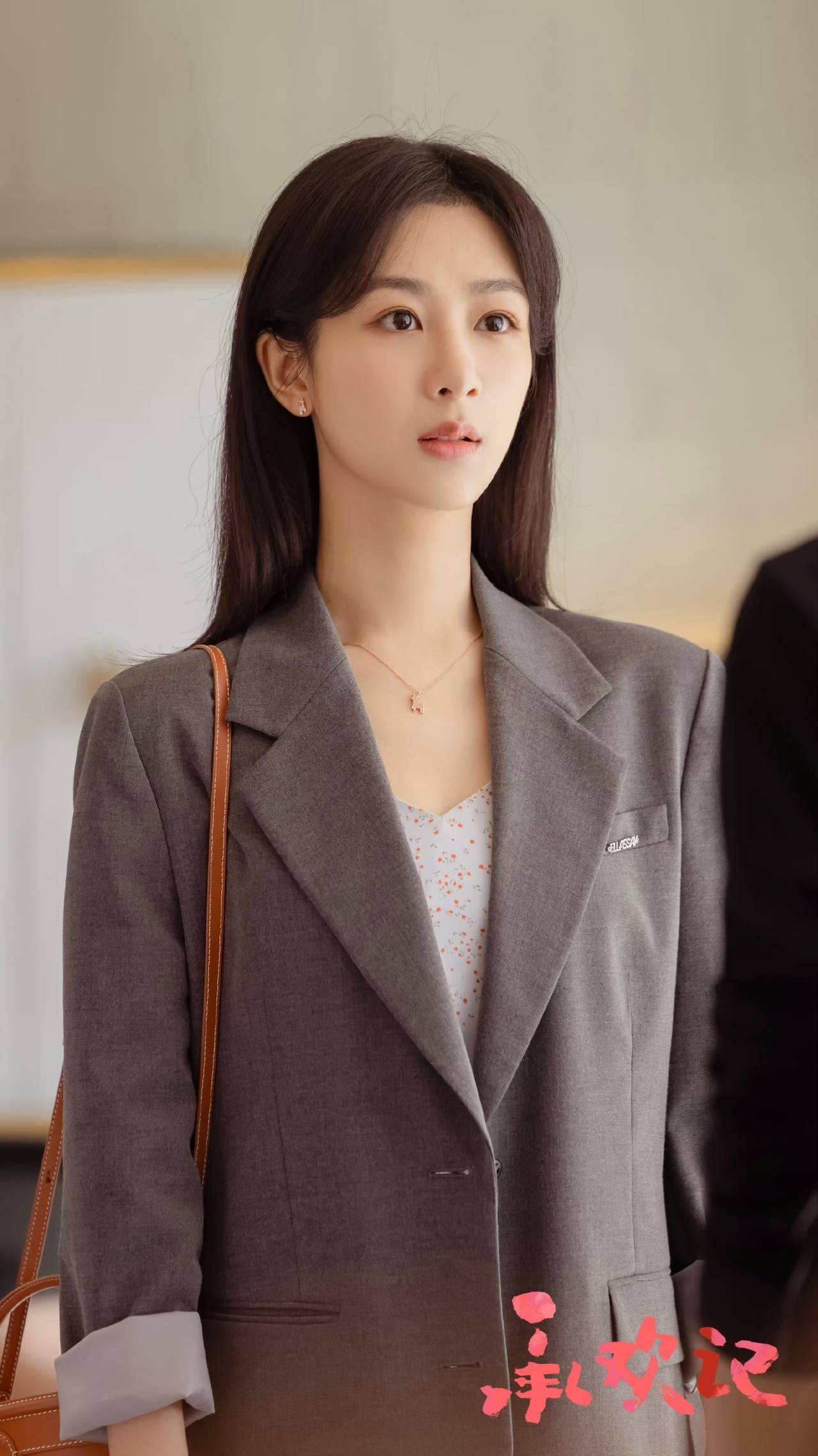 从弄堂普女到酒店继承人，杨紫上班都穿了些什么？-6