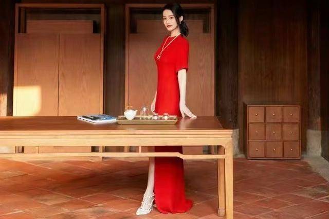 40岁佟丽娅和33岁李沁同框谁有少女感，气质比年龄更重要-9
