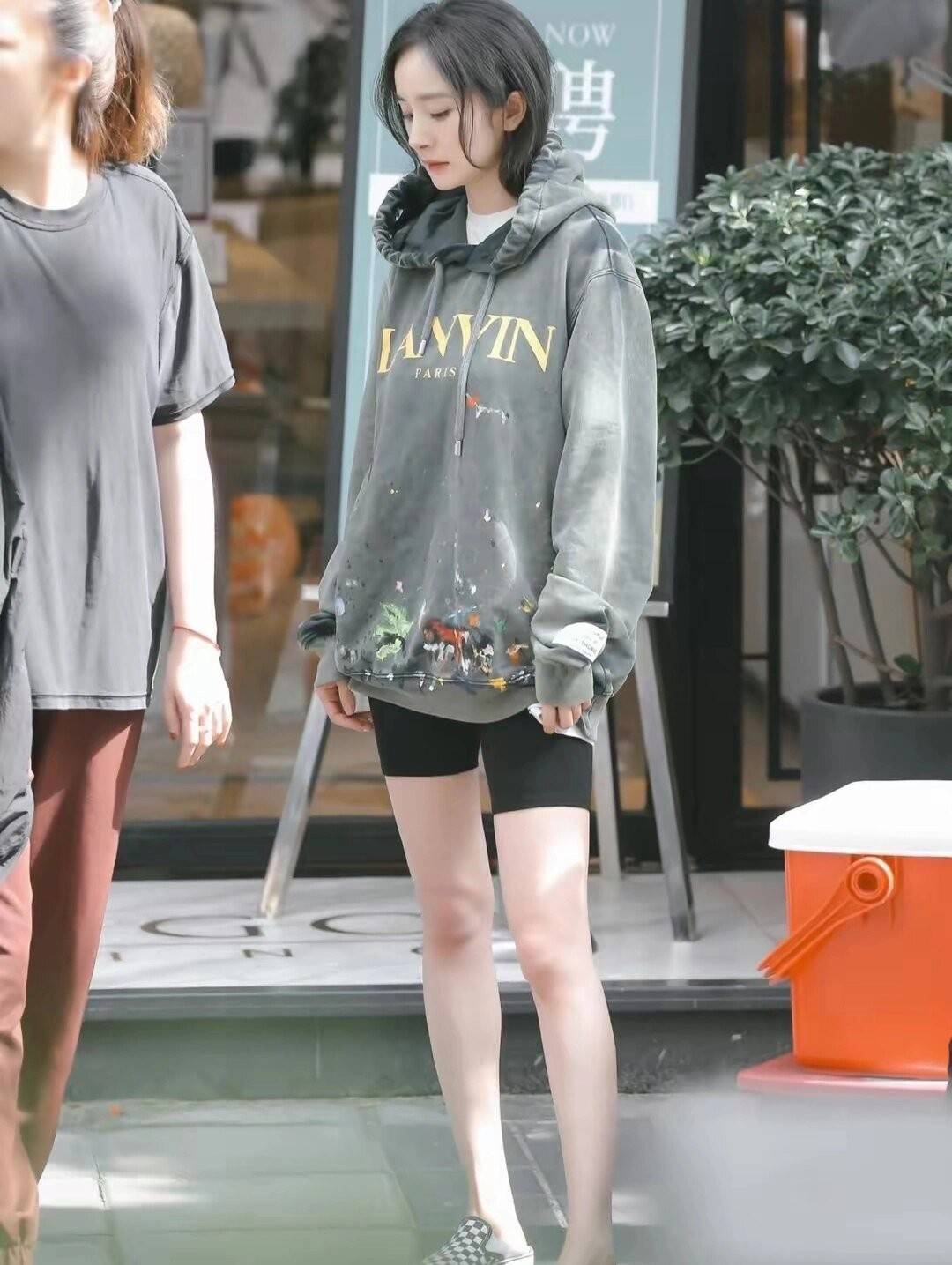 杨幂带火了一种新穿法：大外套搭配短裤和马丁靴好洋气