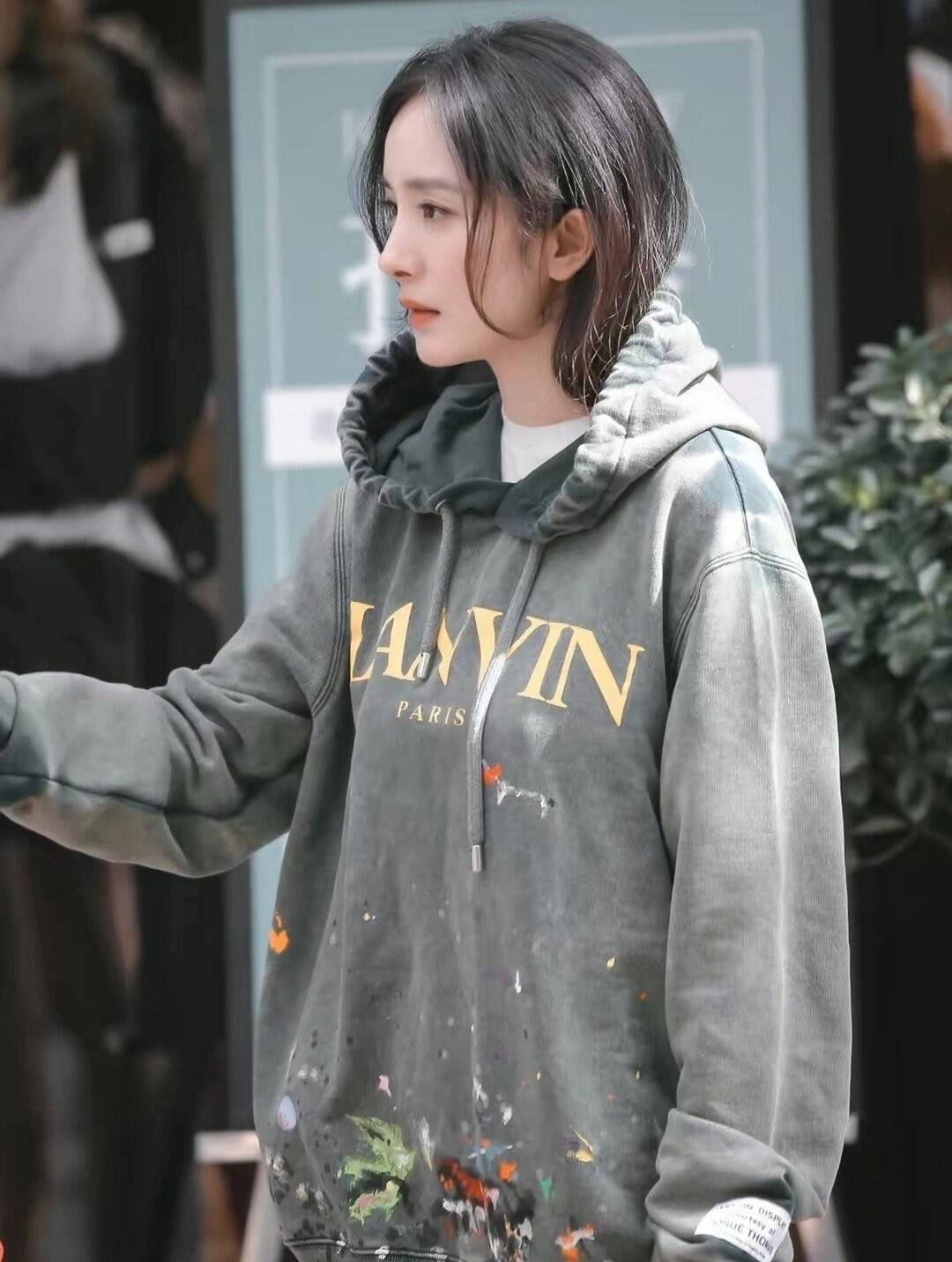 杨幂带火了一种新穿法：大外套搭配短裤和马丁靴好洋气