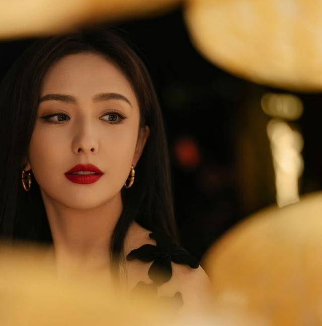 40岁佟丽娅和33岁李沁同框谁有少女感，气质比年龄更重要-6