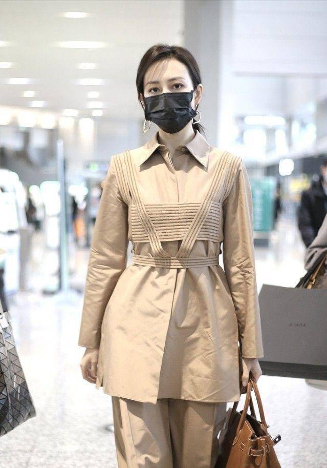 王鸥机场街拍：开衫+牛仔裤+棒球帽，时髦洋气又减龄-9