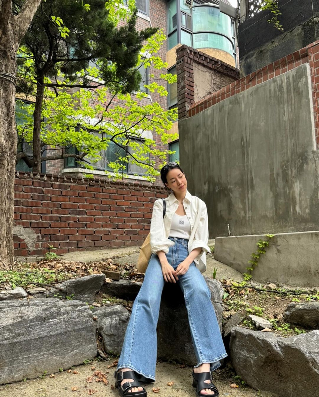 没有穿腻的一天,春夏最实用穿造型非白上衣搭配牛仔裤莫属