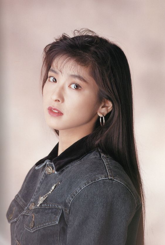 被称为昭和第一美腿、“火星仙子”的原型森高千里