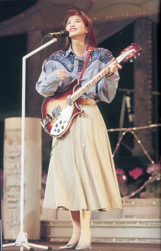 被称为昭和第一美腿、“火星仙子”的原型森高千里