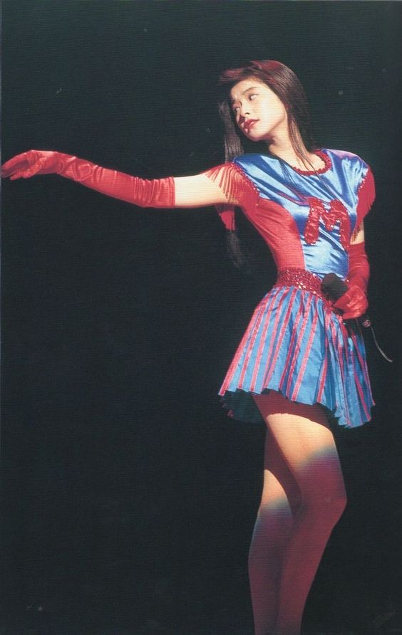 被称为昭和第一美腿、“火星仙子”的原型森高千里