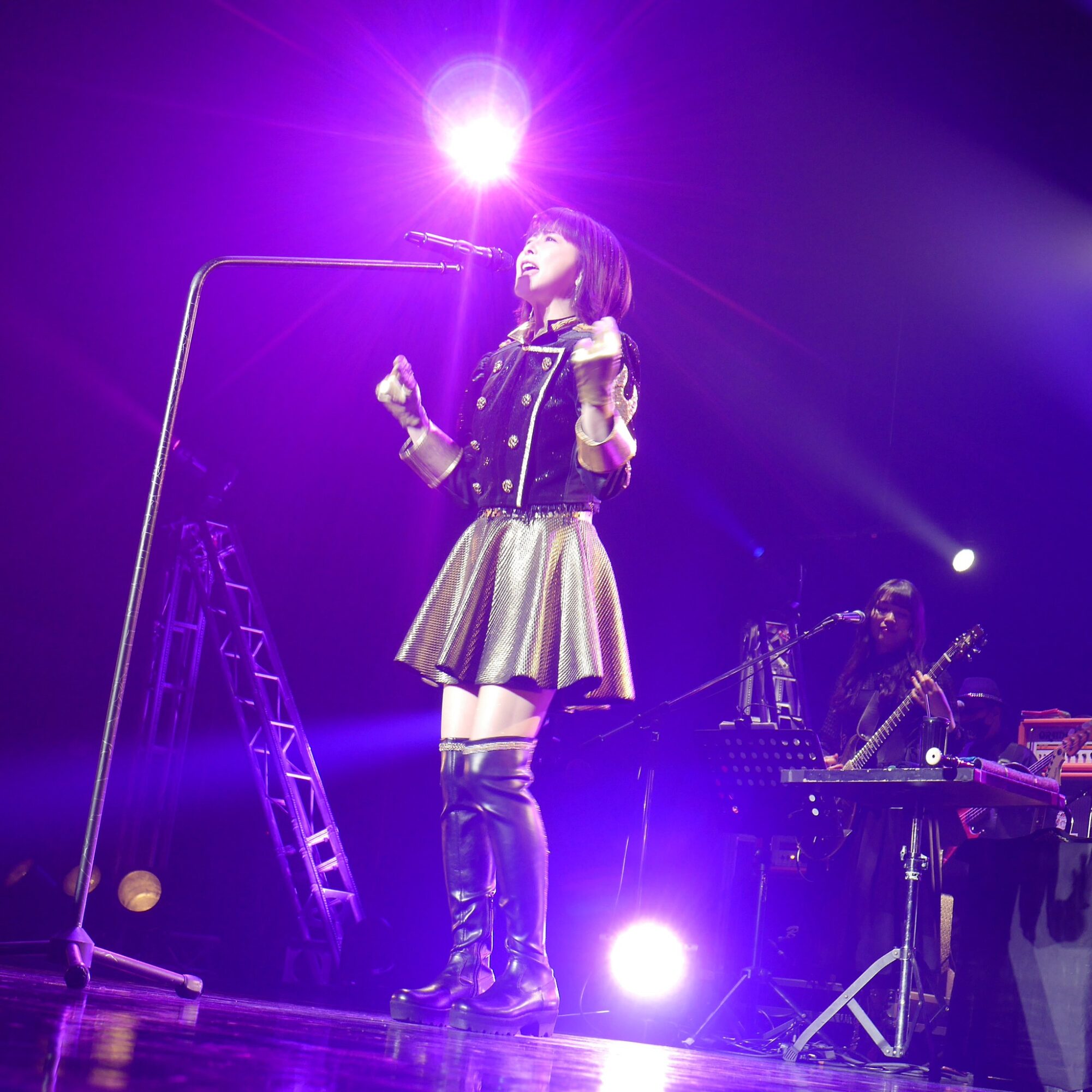 被称为昭和第一美腿、“火星仙子”的原型森高千里