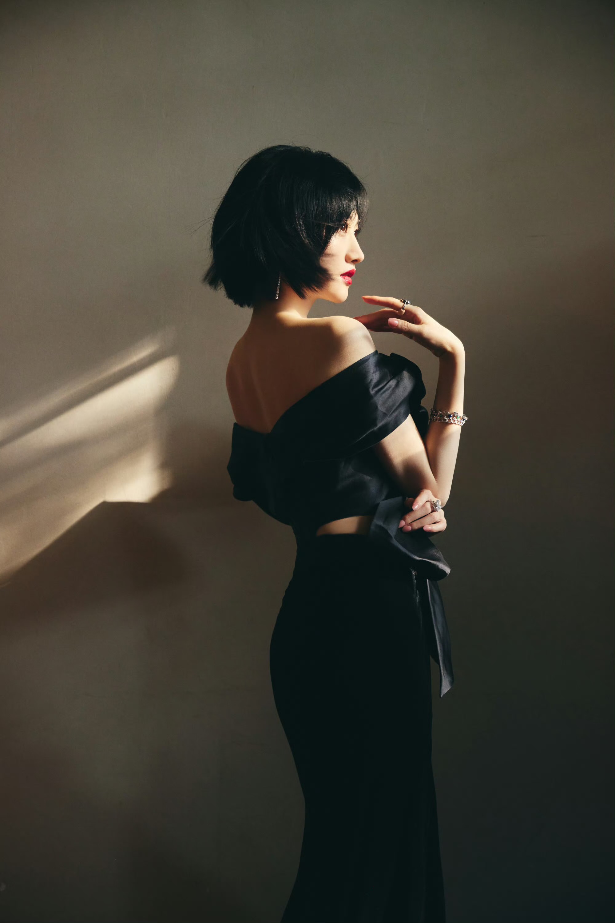 景甜黑色裙子和短发造型太迷人了