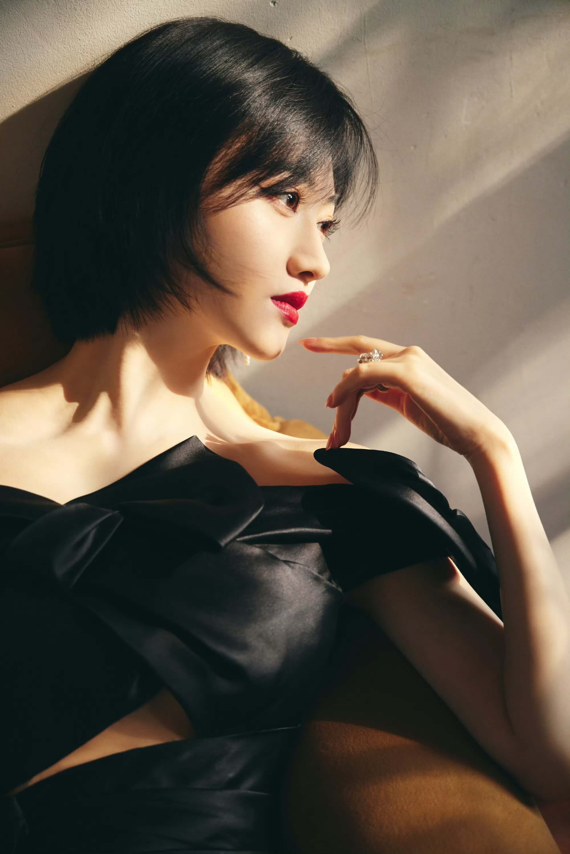 景甜黑色裙子和短发造型太迷人了