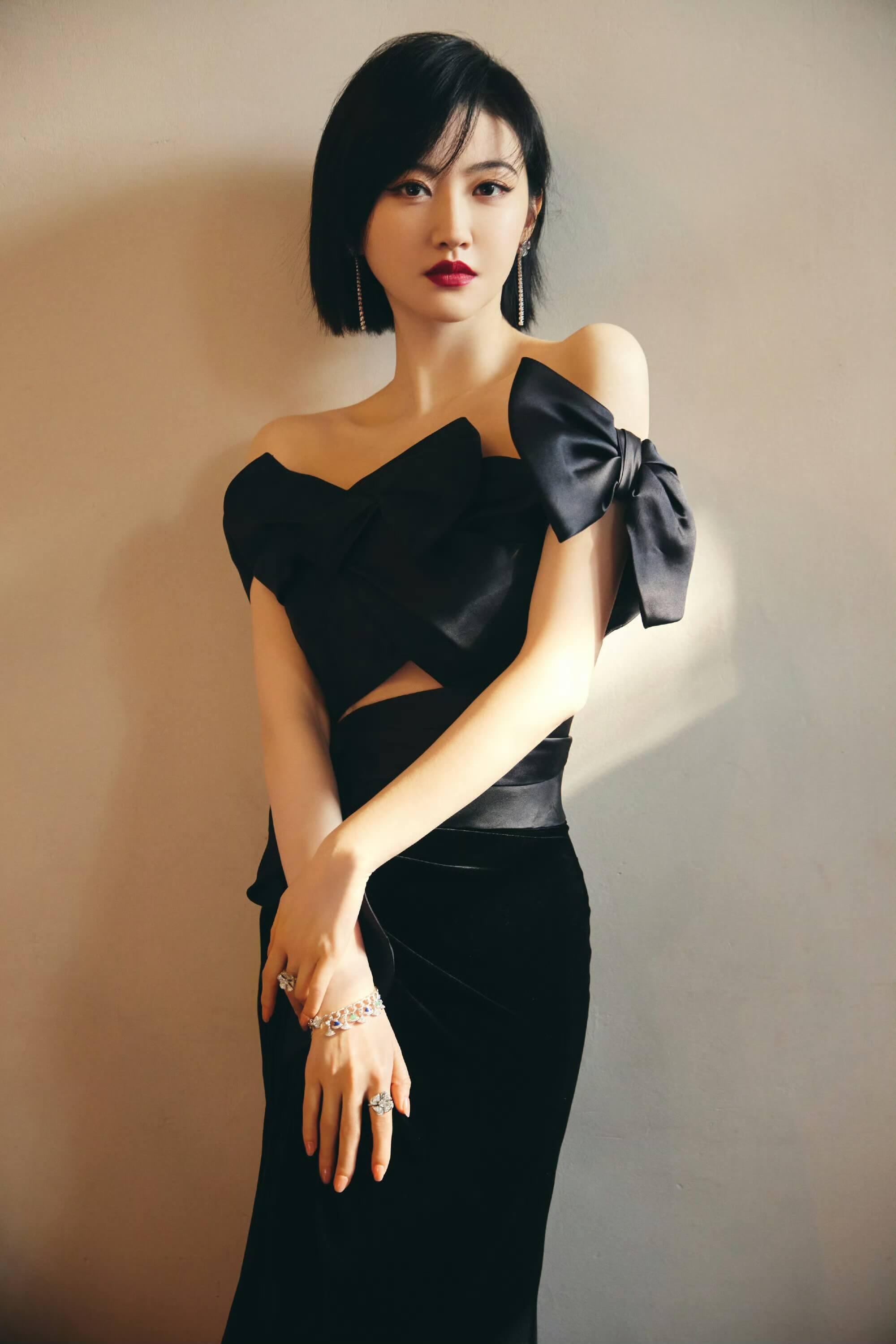 景甜黑色裙子和短发造型太迷人了