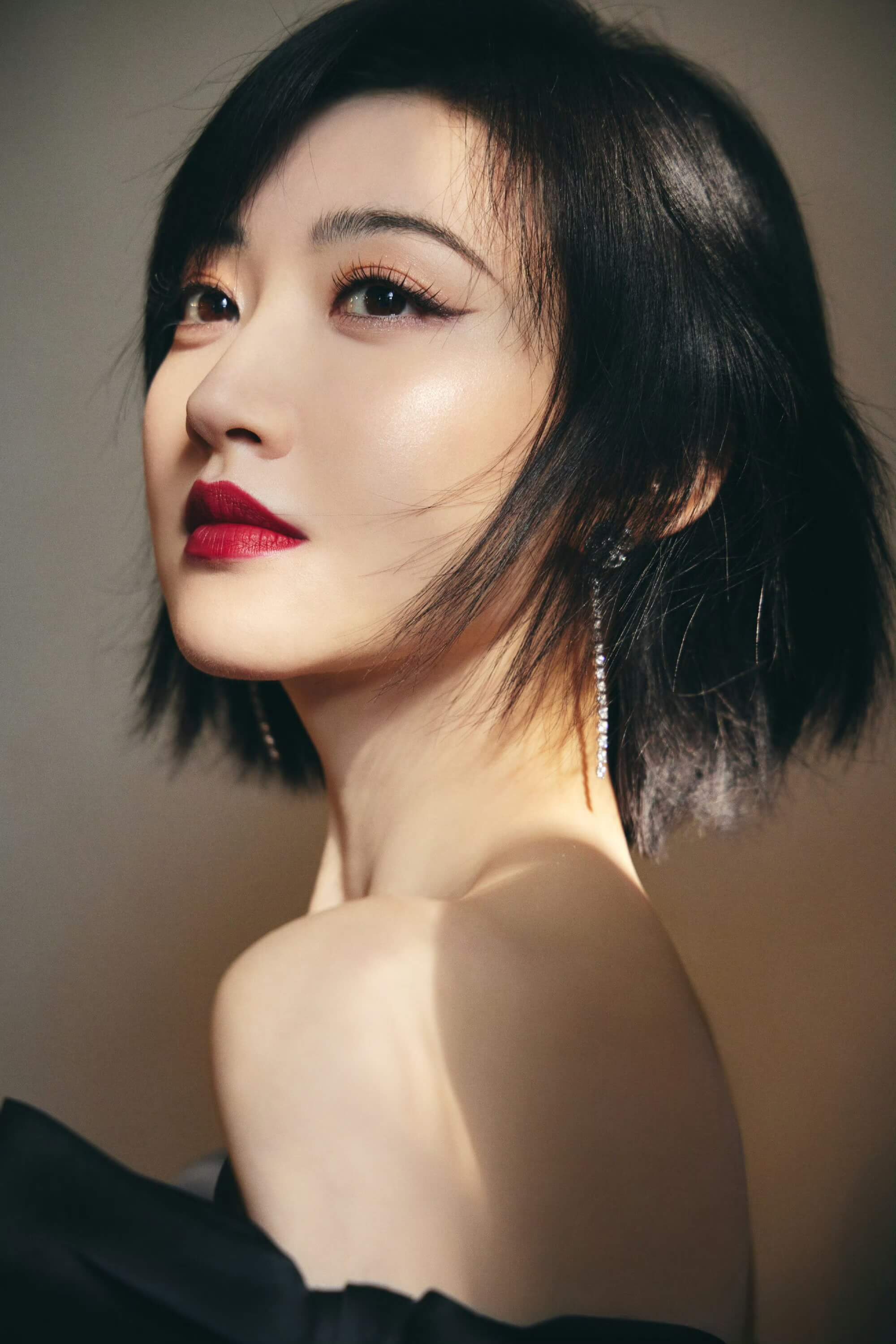 景甜黑色裙子和短发造型太迷人了