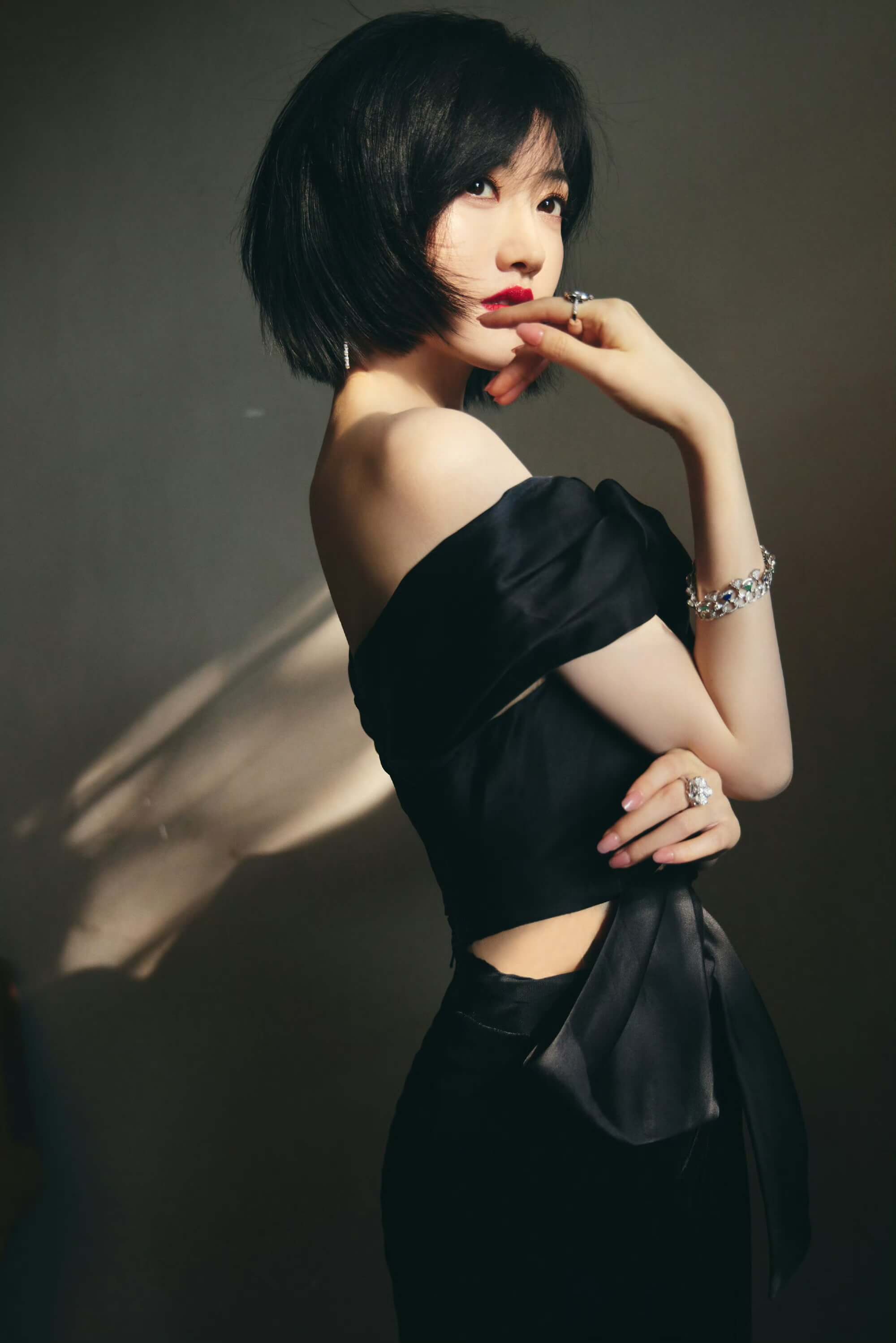 景甜黑色裙子和短发造型太迷人了