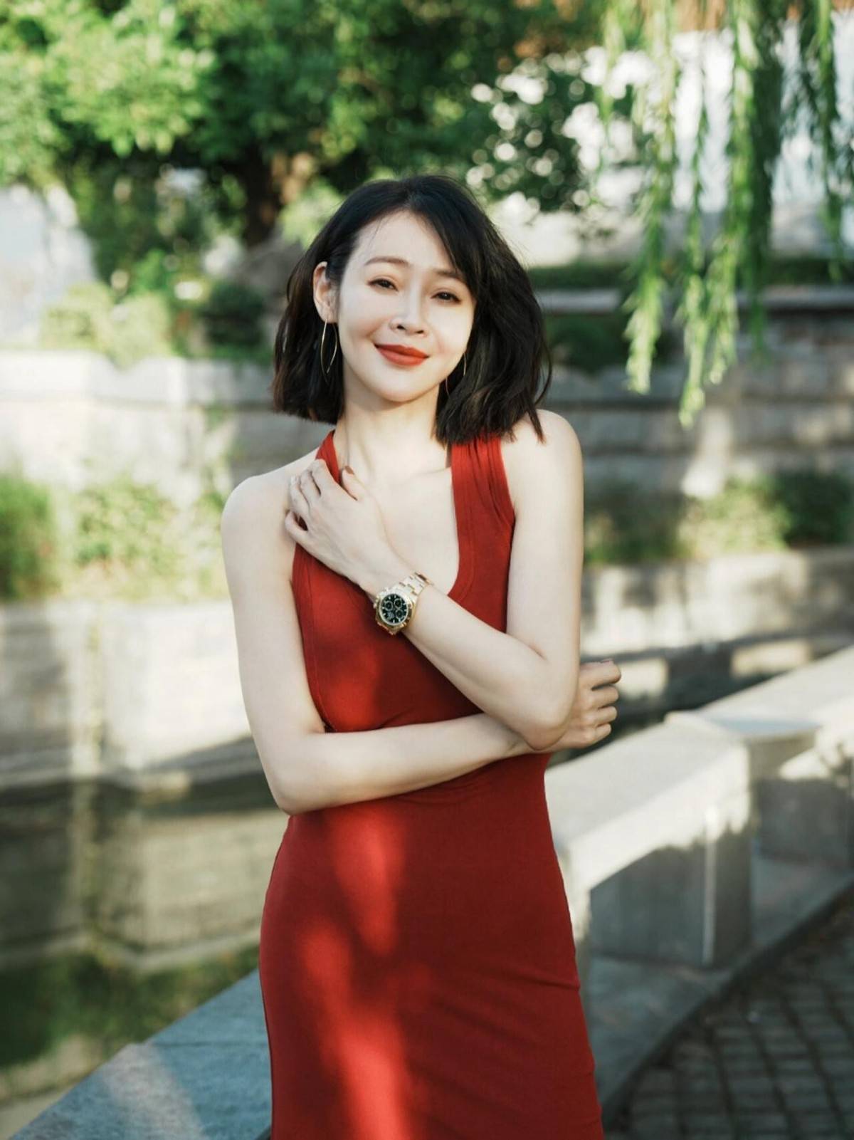 被41岁于明加的街拍图惊艳！穿露背小红裙变"水蜜桃"，性感又迷人