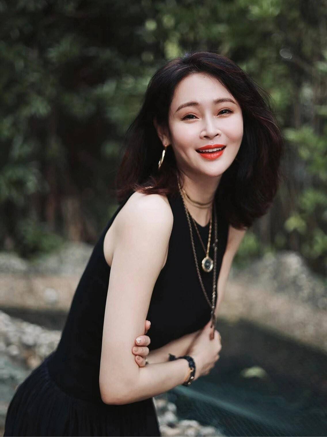 被41岁于明加的街拍图惊艳！穿露背小红裙变"水蜜桃"，性感又迷人