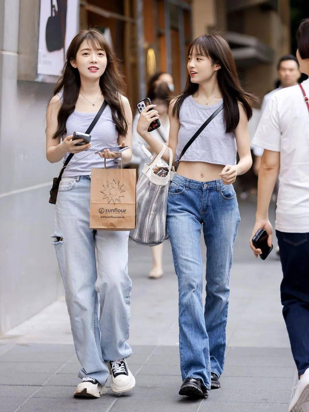 看成都街拍发现：黑白灰才是永不过时的经典色-21