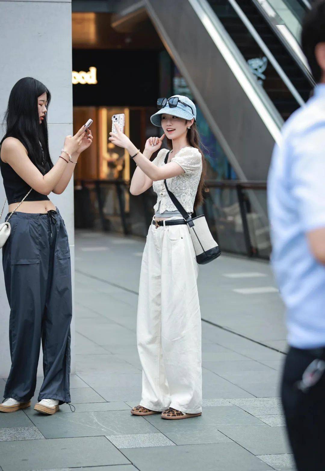 看成都街拍发现：黑白灰才是永不过时的经典色-24