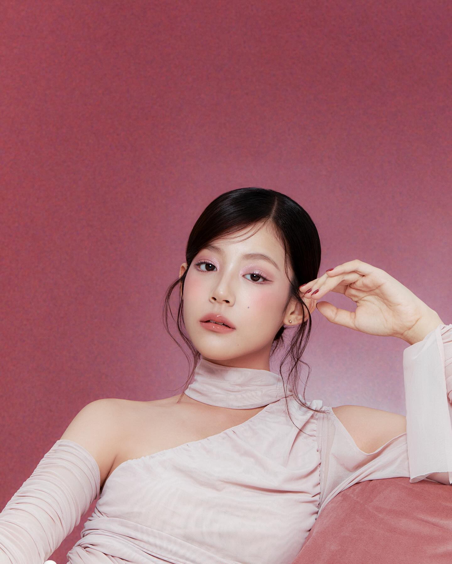 泰国新生代演员Baipor太会穿衣打扮,可甜可酷少女感风格让人心动