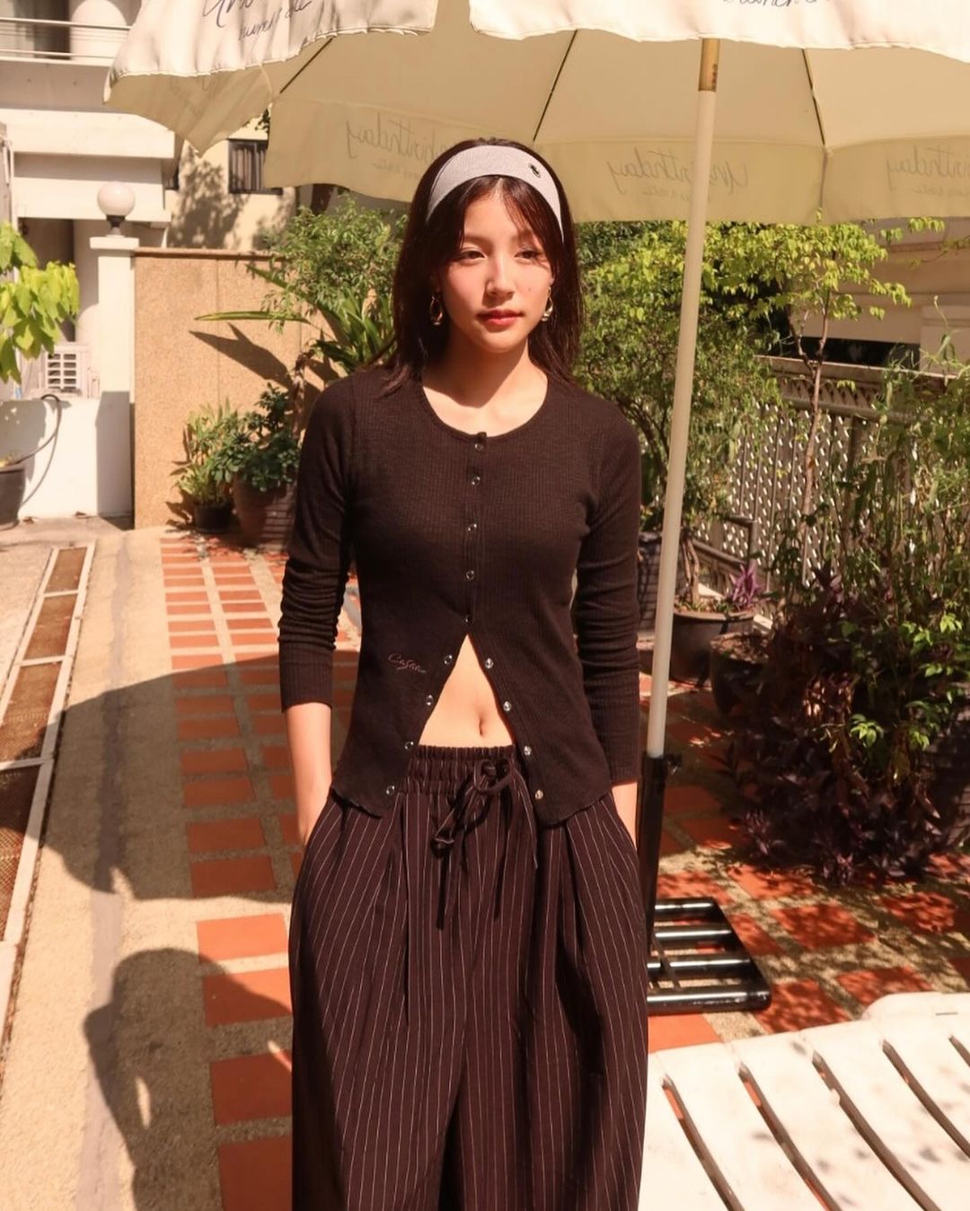 泰国新生代演员Baipor太会穿衣打扮,可甜可酷少女感风格让人心动