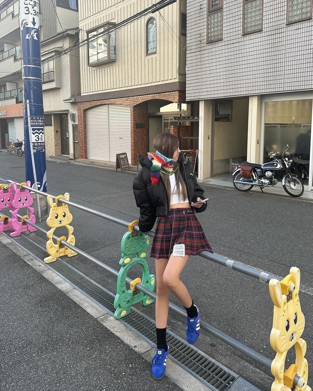 很多喜欢时尚的女孩都在穿adidas缤纷色球鞋，你不想入手一双吗？