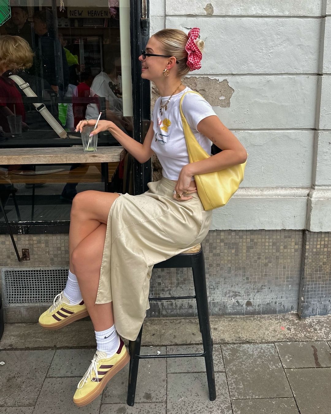 很多喜欢时尚的女孩都在穿adidas缤纷色球鞋，你不想入手一双吗？